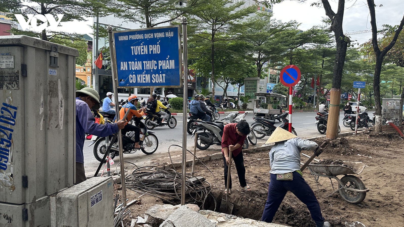 Những tháng cuối năm, vỉa hè lòng đường Hà Nội lại bị đào bới